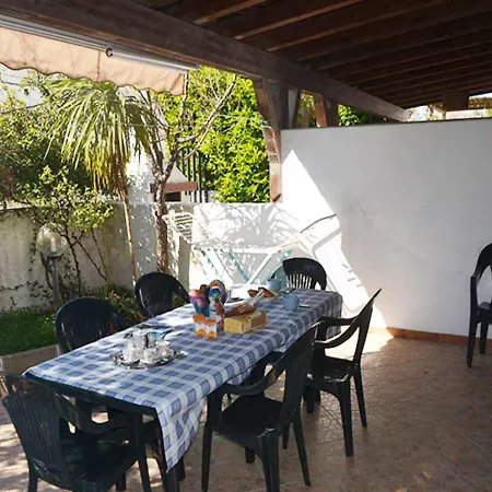 With Shady Garden And Air Conditioning In Torre Dellorso شقة